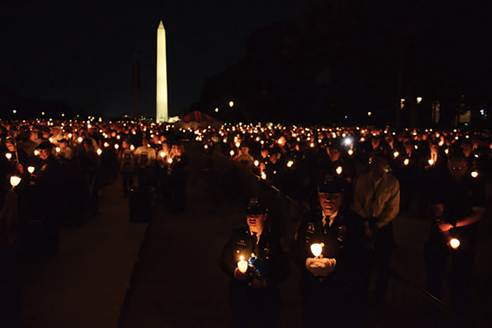 national-police-week-2021-7-thousands-of-candles-lit-up-the-national-mall-during-the-vigil