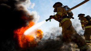 New York police brave burning building to evacuate residents