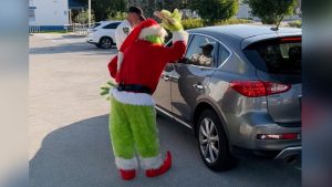 Florida deputy dresses up as the Grinch to hand out onions instead of citations