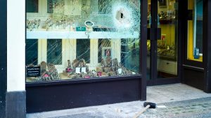 Jewelry store heist ends in high-speed chase and...